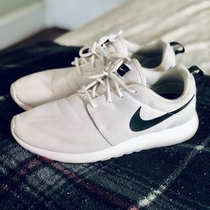 Nike Roshe White Women Size 9